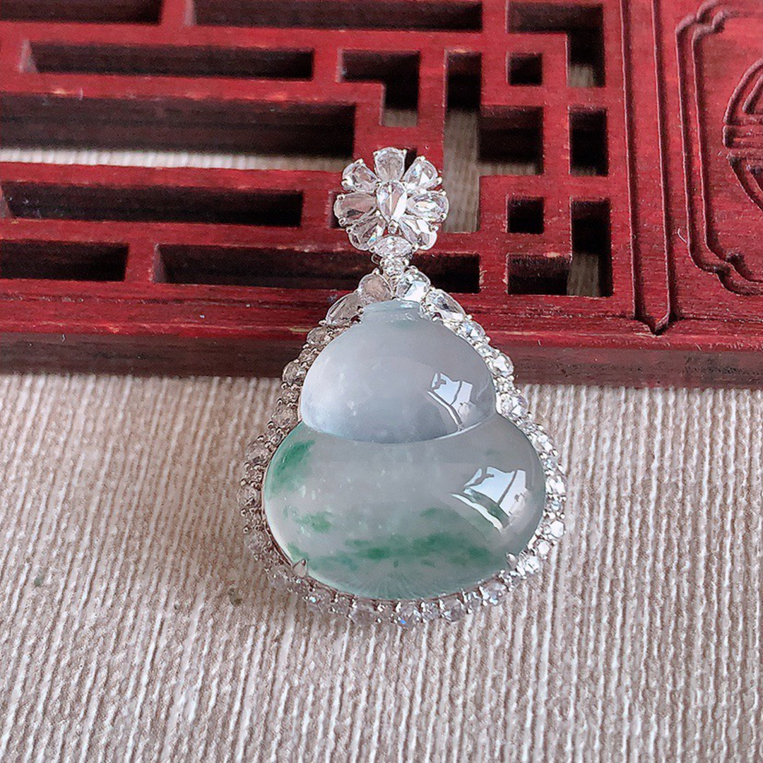 缅甸天然A货玉石翡翠 老坑冰种 手工精雕 18K金伴钻飘花葫芦吊坠