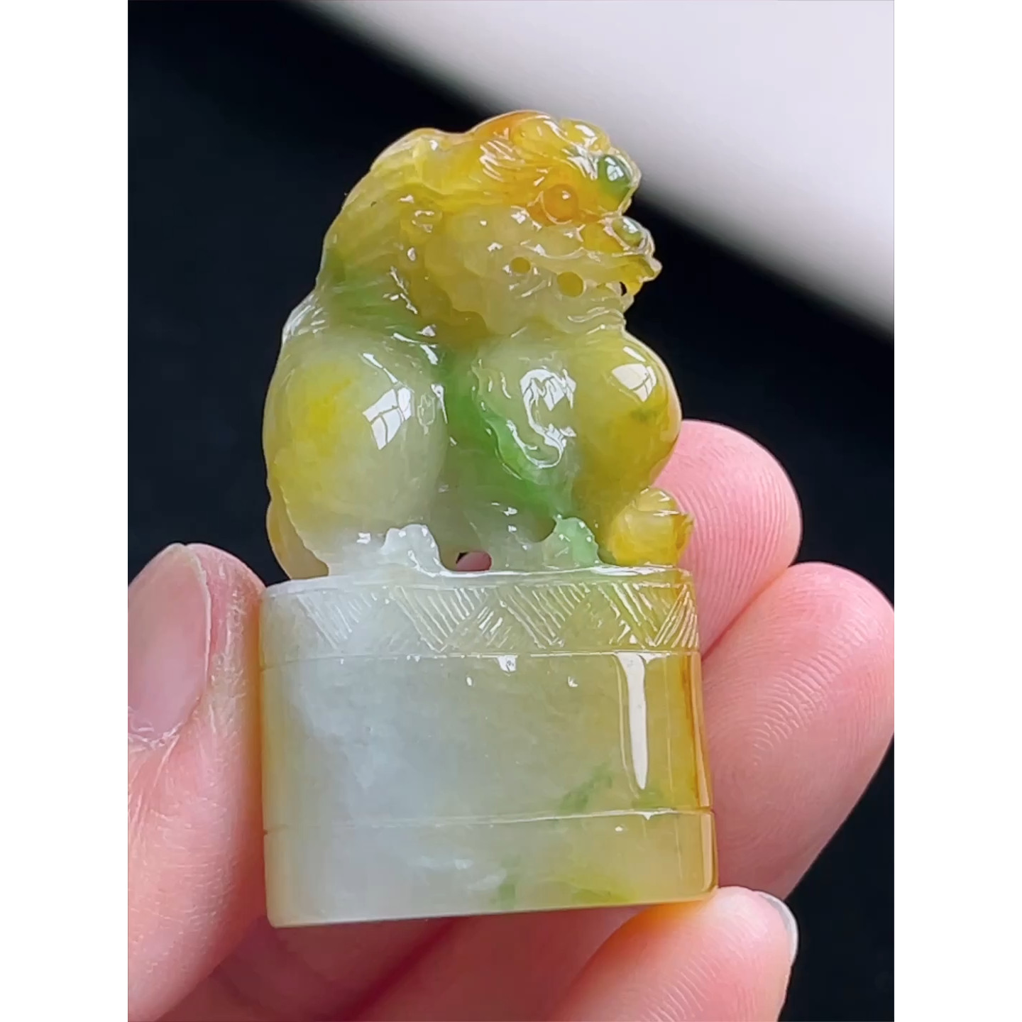 缅甸天然A货玉石翡翠 老坑冰种手工精雕黄加绿狮子印章吊坠