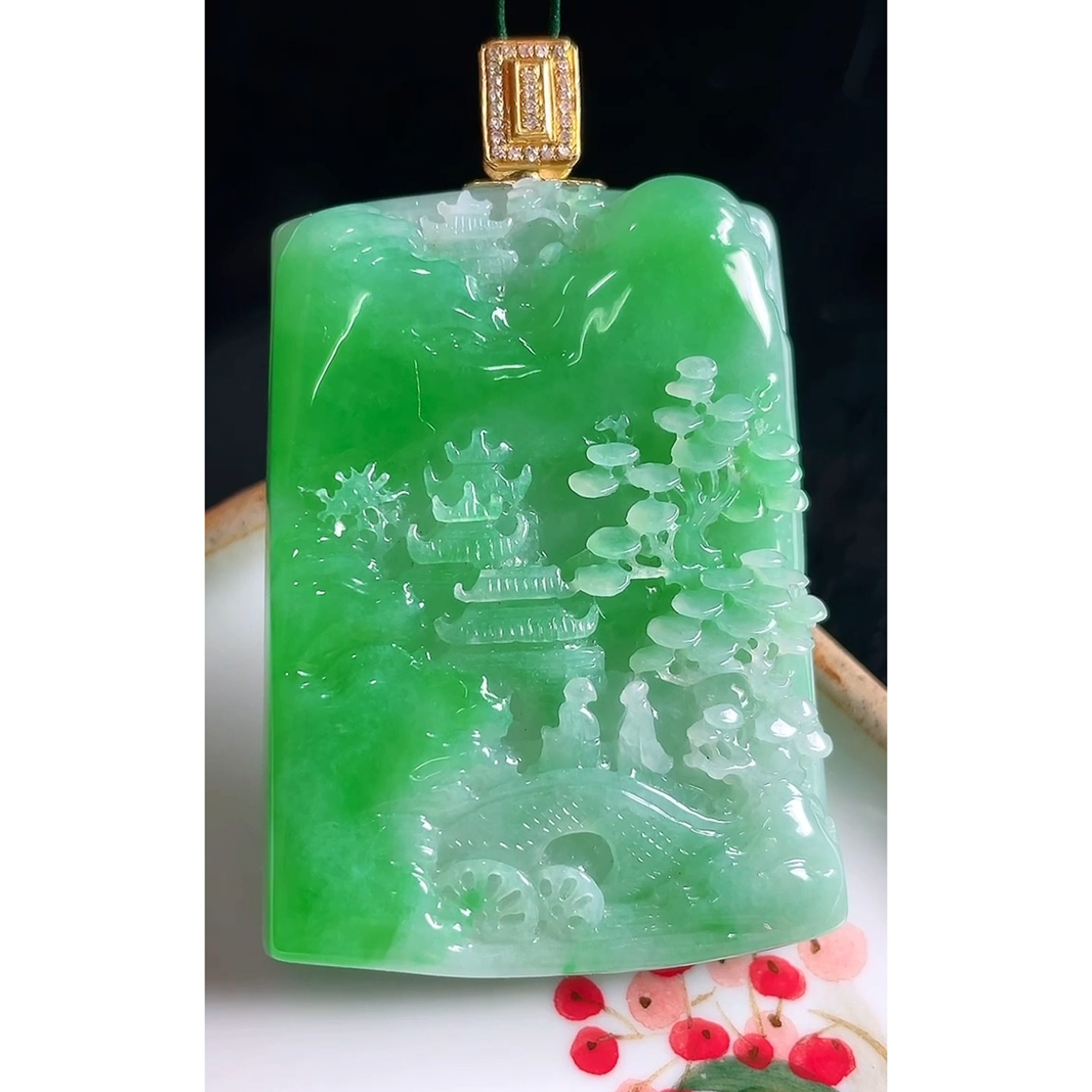 缅甸天然A货玉石翡翠 老坑冰种手工精雕18k金扣阳绿山水牌吊坠