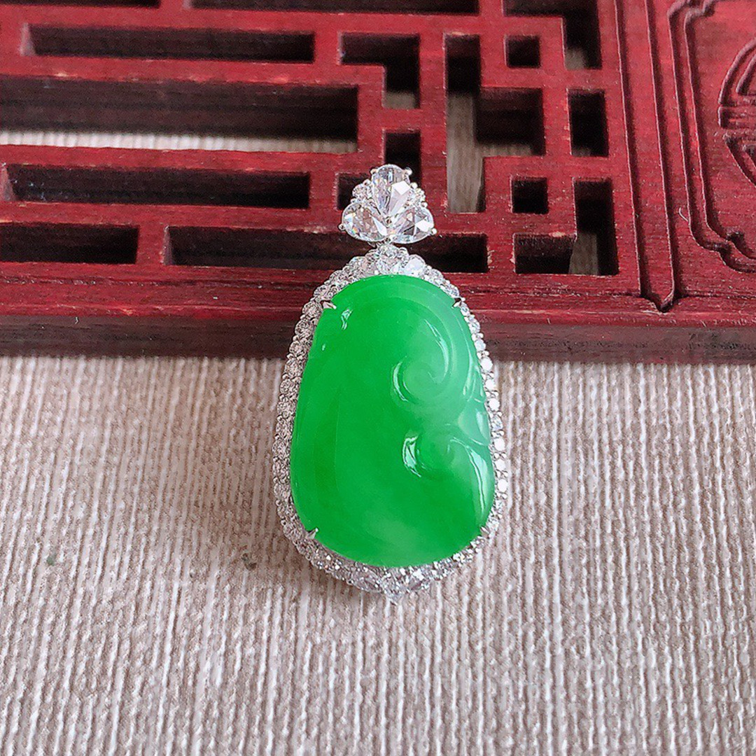 缅甸天然A货玉石翡翠 老坑冰种 手工精雕 18K金伴钻阳绿如意吊坠