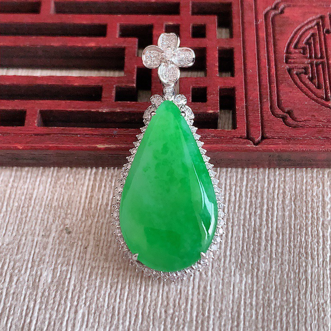 缅甸天然A货玉石翡翠 老坑冰种 手工精雕 18K金伴钻阳绿水滴吊坠
