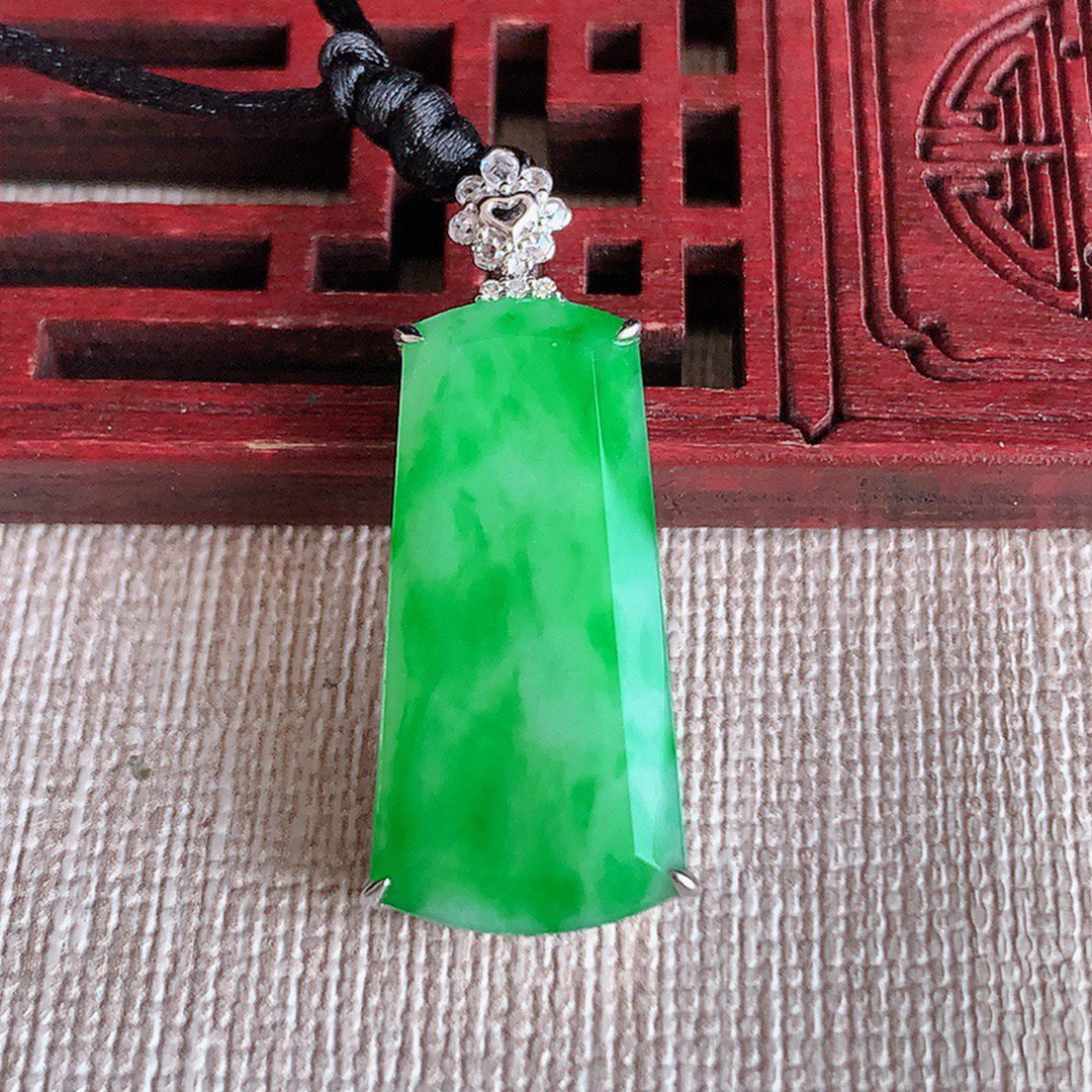 缅甸天然A货玉石翡翠 老坑冰种 手工精雕18K金伴钻飘绿无事牌吊坠
