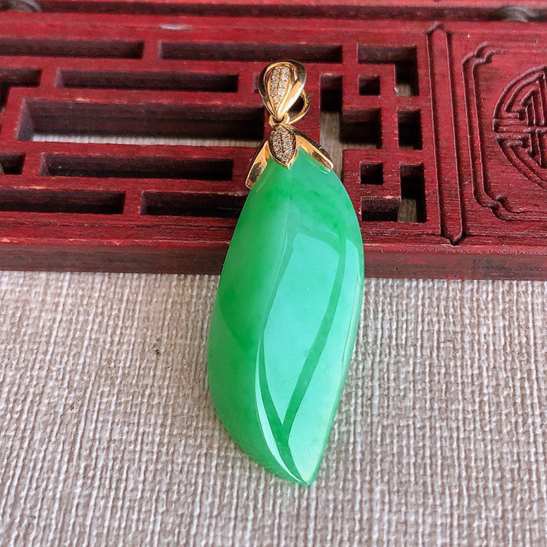 缅甸天然A货玉石翡翠 老坑冰种 手工精雕 18K金伴钻满绿随形吊坠