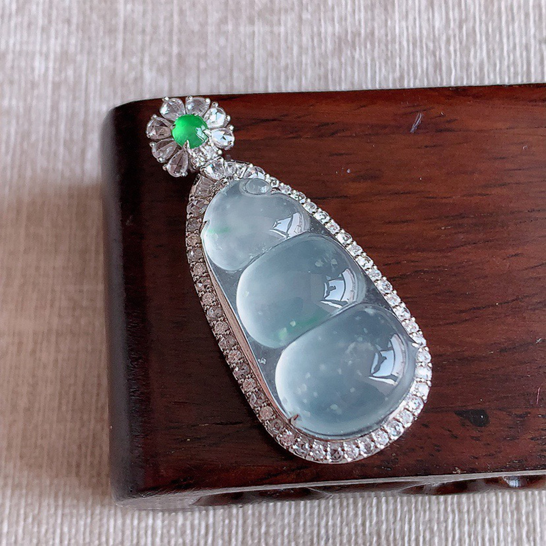 缅甸天然A货玉石翡翠 老坑冰种 手工精雕 18K金伴钻飘绿福豆吊坠