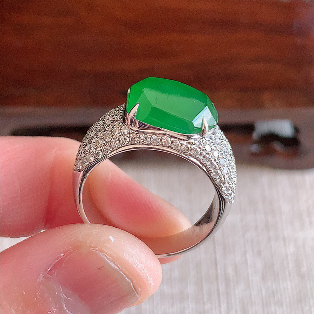 缅甸天然A货翡翠 精雕老坑冰种18K金伴钻镶嵌阳绿随形戒指