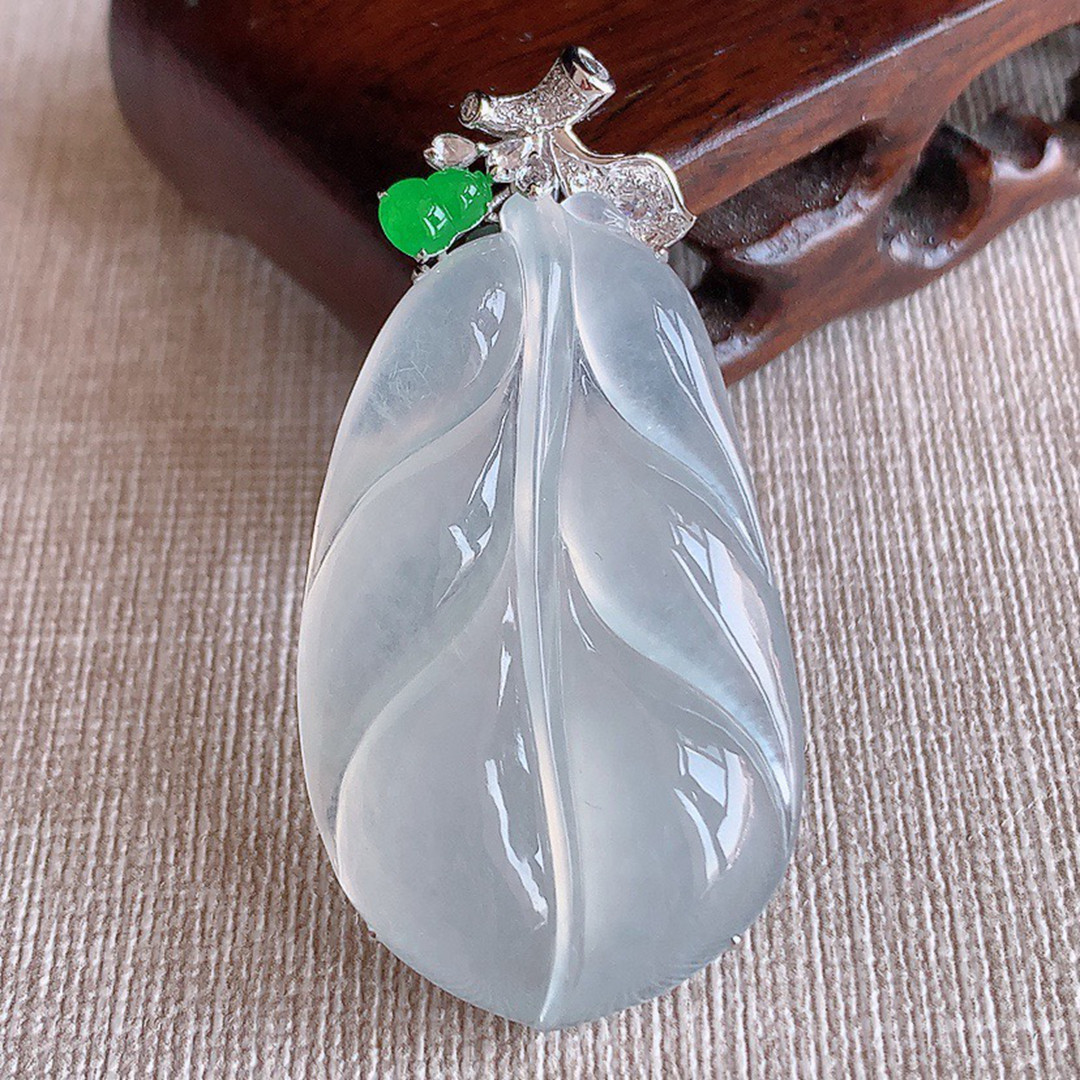 缅甸天然A货玉石翡翠 老坑冰种 手工精雕18K金伴钻白月光叶子吊坠