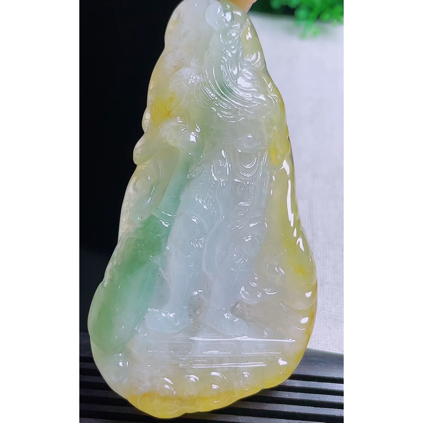 缅甸天然A货玉石翡翠 老坑冰种手工精雕黄加绿关公吊坠