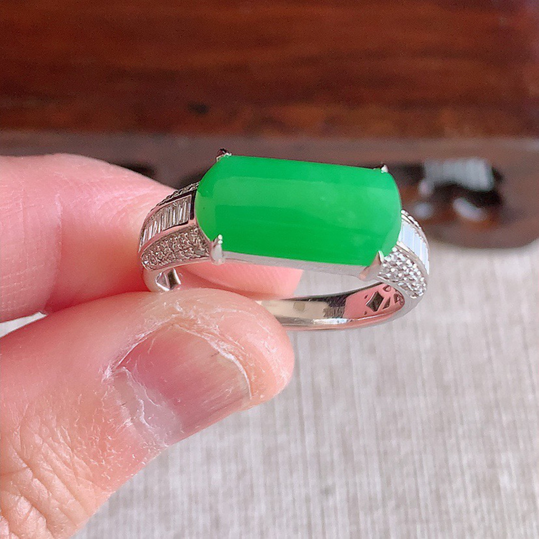 缅甸天然A货翡翠 精雕老坑冰种18K金伴钻镶嵌阳绿马鞍戒指