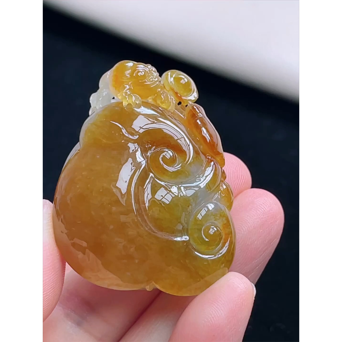 缅甸天然A货玉石翡翠 老坑冰种手工精雕黄翡如意吊坠