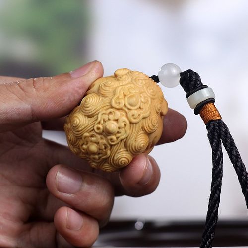 招财貔貅黄杨木手把件转运球男士木雕刻把玩挂件车载抱球摆件