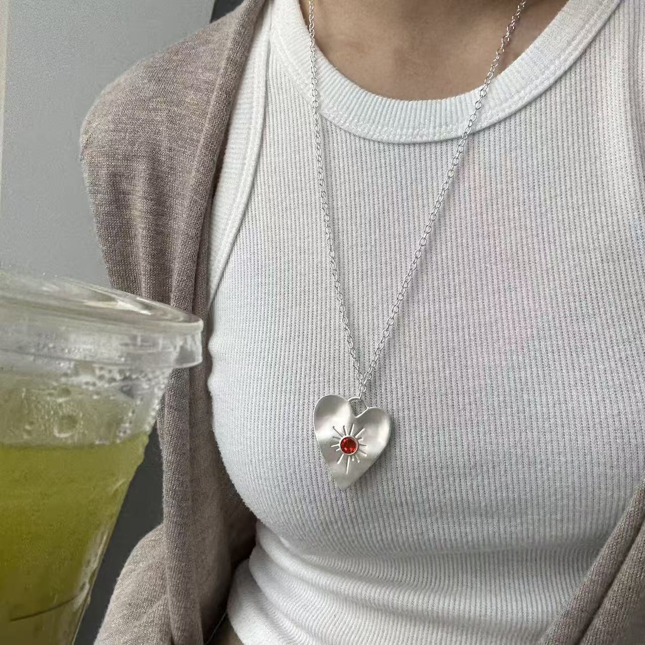 韩版ins哑光爱心吊坠项链女款轻奢高级感百搭时尚长款毛衣链配饰