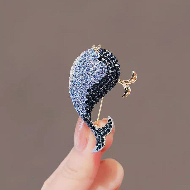 可爱蓝鲸胸针女设计感小t众胸花高档海洋动物别针气质西装配饰品