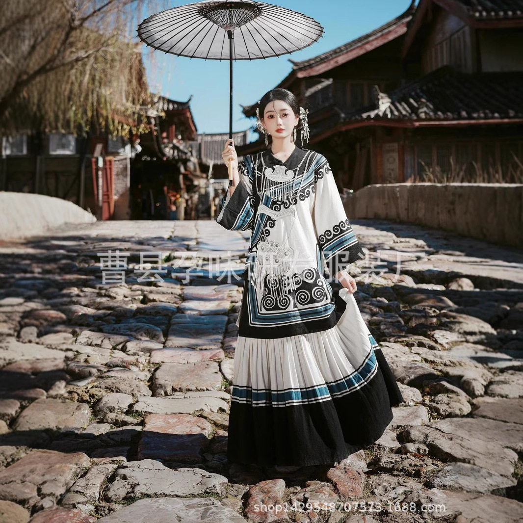 苗疆少女黑色彝族民族风云南少数民族服装女写真拍照影楼摄影服饰