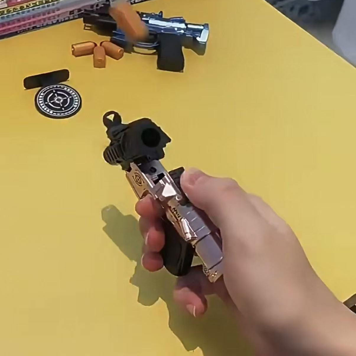 M416抛壳枪手动折叠仿真迷你软弹枪儿童玩具突击步枪模型对战玩具