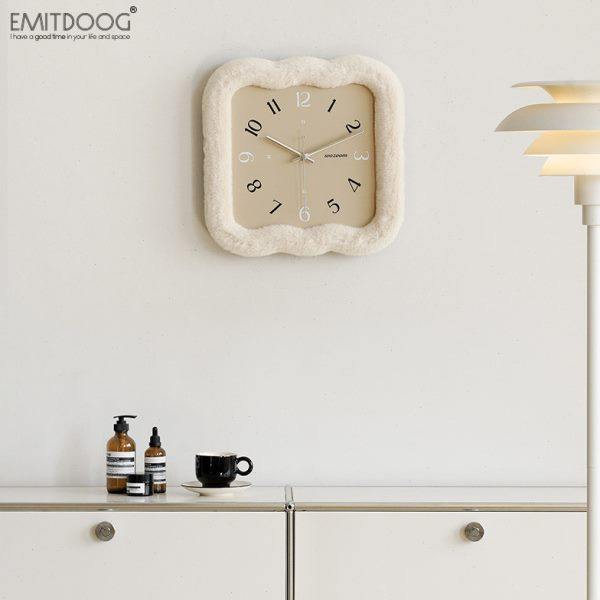 EMITDOOG免打孔毛绒小饼干挂钟客厅2023新款奶油风创意时钟表挂墙