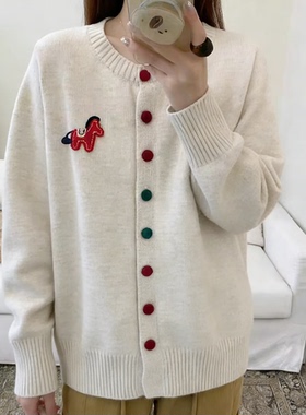 胖mm单排扣圆领针织外套2026春秋新款宽松显瘦小马刺绣毛衣女 862