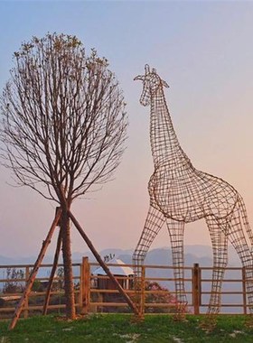不锈钢镂空长颈鹿雕塑铁艺仿真动物摆件大型发光园林景观装饰摆件