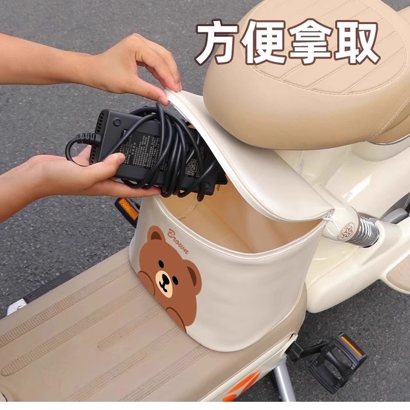 电动车前置挂包通用安全帽防水置物兜电动车手机充电器Y收纳挂袋