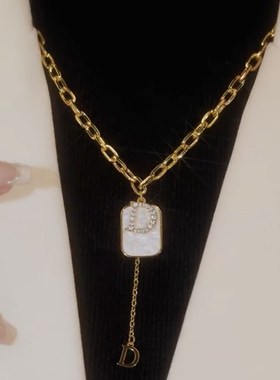 轻奢小众设计D字母毛衣q链女2022年新款高级感网红锁骨链短款项链