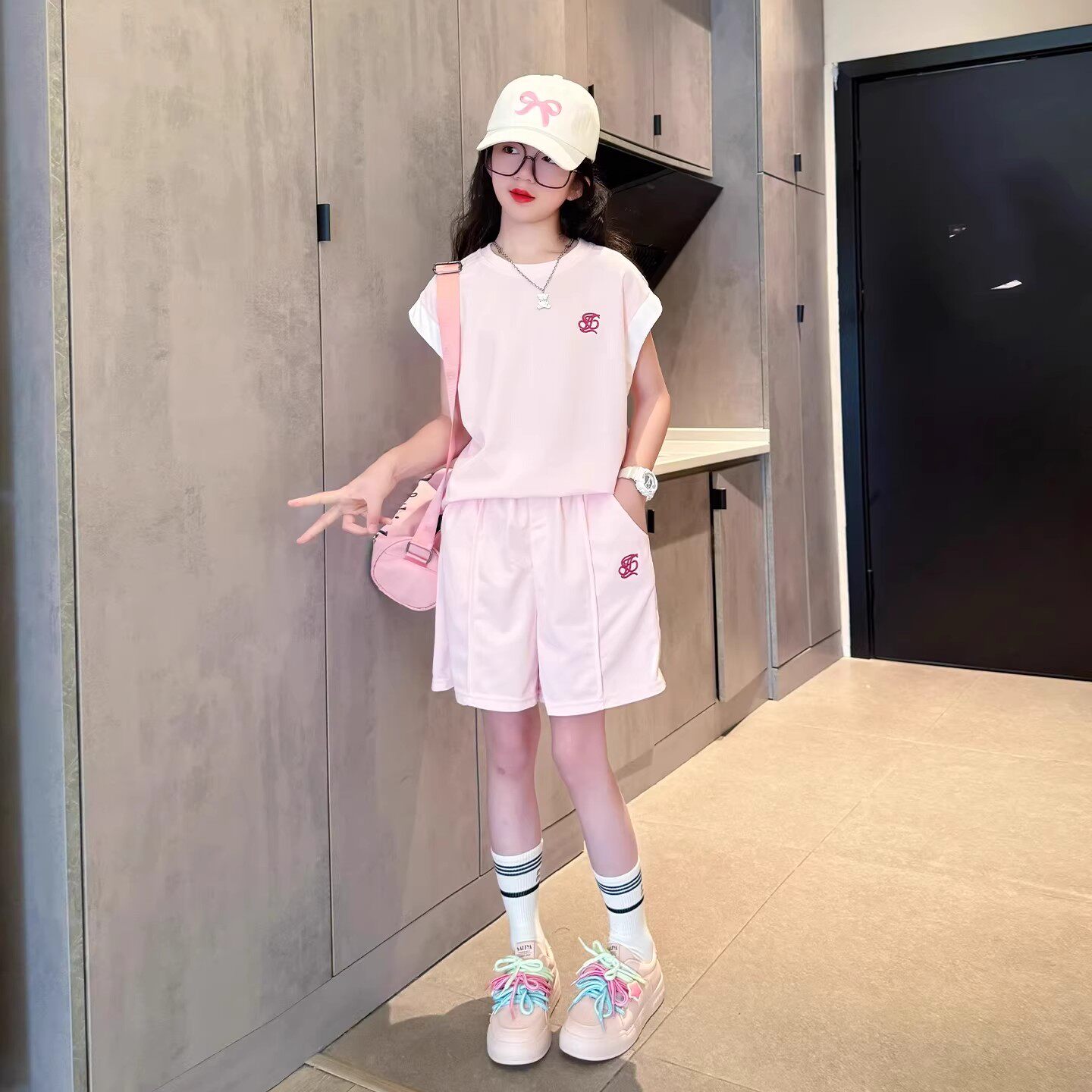 奥莱女童夏季套装2026新款运动休闲中大童薄款短袖短裤时髦两件套