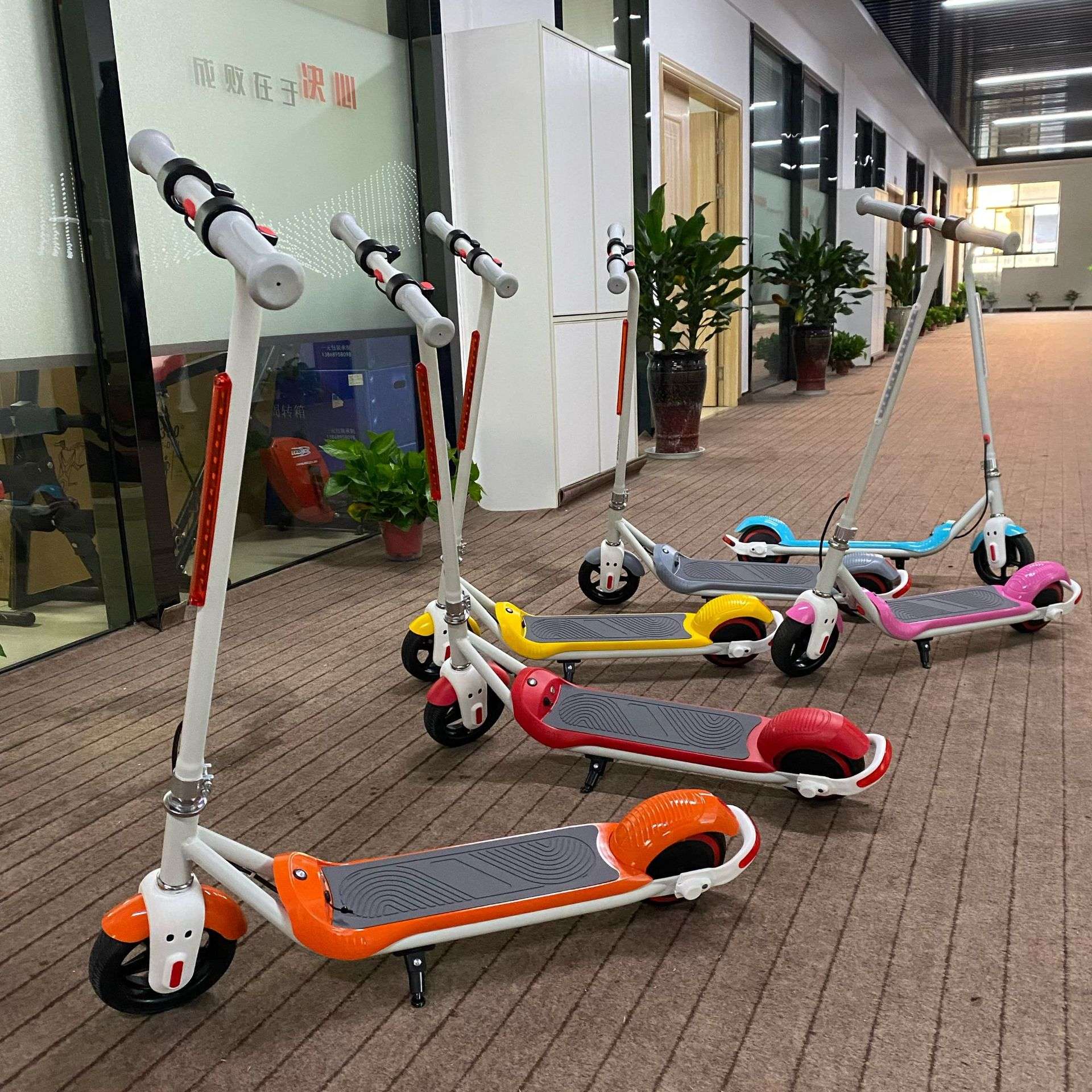 外贸出口厂家6.5寸儿童学生电动滑板车代步车KIDS CHILD SCOOTERS