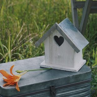 实木做旧白房顶铁皮装饰鸟屋爱心镂空庭院装饰挂件 花园软装饰品