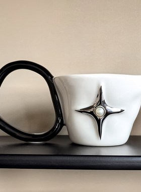 态生活中古风玄关摆件陶瓷咖啡杯酒杯黑色杯架仿真蝴蝶兰花瓶花束