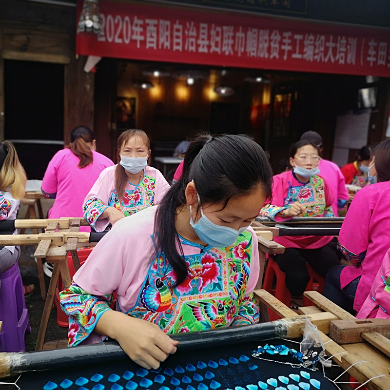 酉州苗绣绣出一片桃花源面刺绣胸针