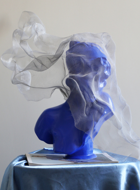 蓝色面纱女孩雕像当代雕塑摆件高级感小众装饰品客厅玄关软装艺术