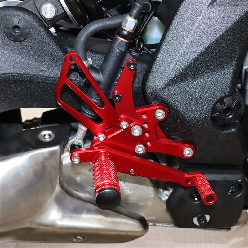 适用钱江赛600SRK600贝纳利黄龙TNT600i改装升高后移脚踏板总成