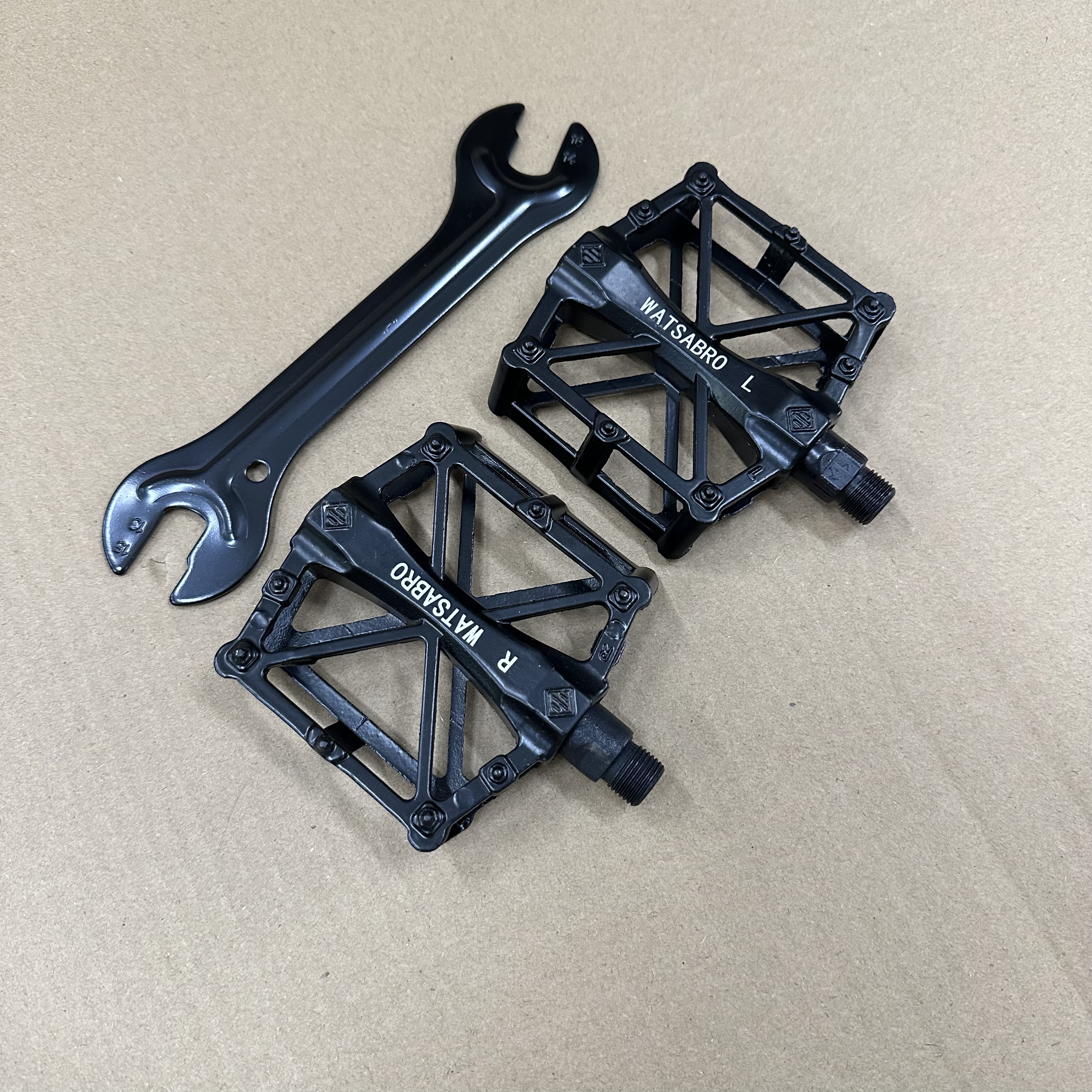 高品质自行车脚踏一对 配工具