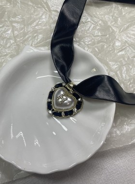 小众复古黑色珍珠爱q心皮质项链新款字母颈链女士锁骨链