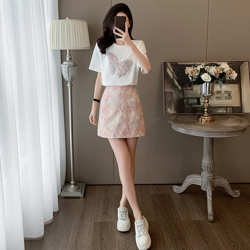 2025夏季新款减龄粉色少女感套头白T恤包臀玫瑰肌理半裙时尚套装
