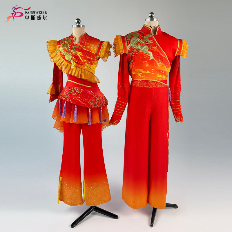 马年红色喜庆国风秧歌演出服图片
