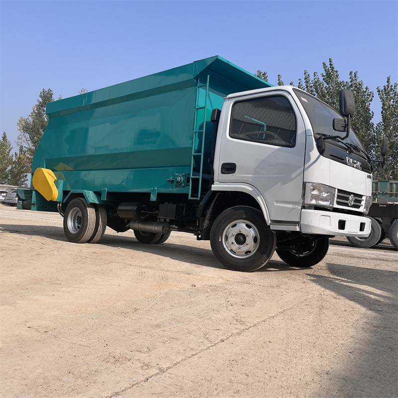 养殖场用电动2方撒料车柴油动力搅拌撒料一体机干湿两用喂牛羊车