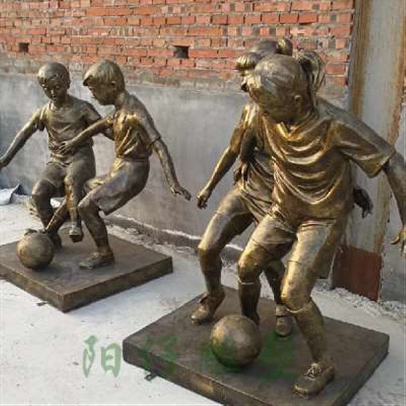 新款踢足球的青少年仿铜雕塑 小女孩比赛雕像 公园校园绿地小品摆
