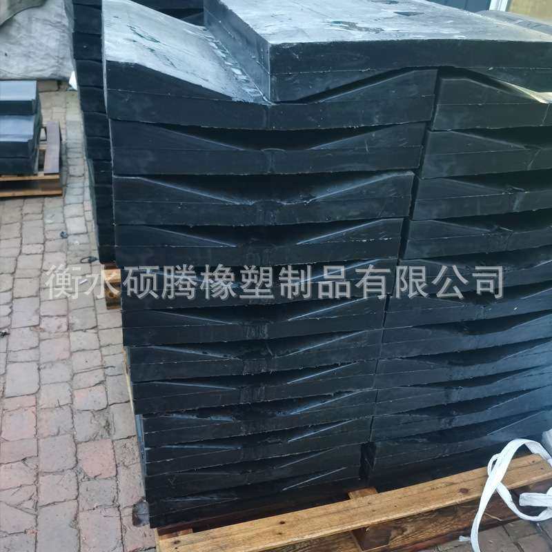 橡胶垫鞍座 金属卷板橡胶枕钢卷V型橡胶垫板钢卷橡胶鞍座