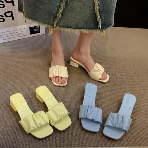 软软的云朵~褶皱低跟一r字拖鞋女夏季外穿小众法式粗跟凉拖鞋高跟