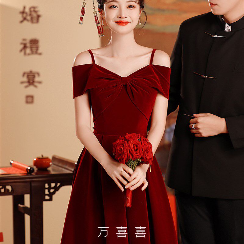 一字肩敬酒服新娘小个子订婚裙红色丝绒结婚回门宴礼服遮肚子2024