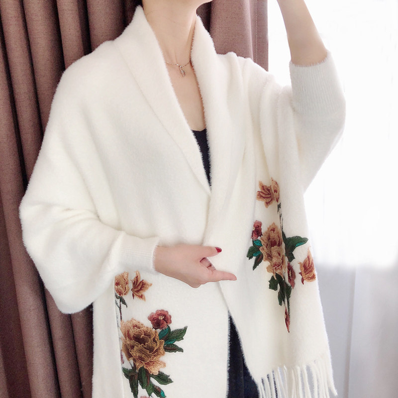 貂羊绒旗袍披肩2021秋冬新款妈妈加厚刺绣带袖外披女外搭流苏披风