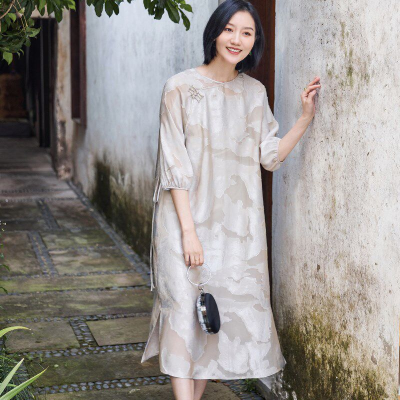 新中式复古夏季真丝交织剪花缎系带长裙圆领宽松改良唐装女连衣裙