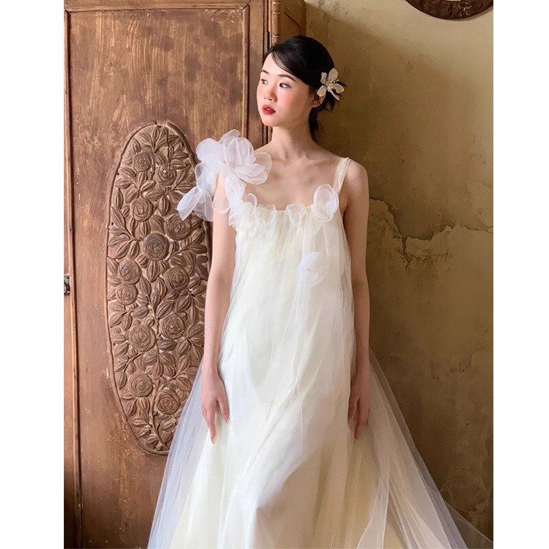 新中式白色小众轻婚纱晨袍2024新款新娘晨拍订婚礼服裙吊带拖尾秋