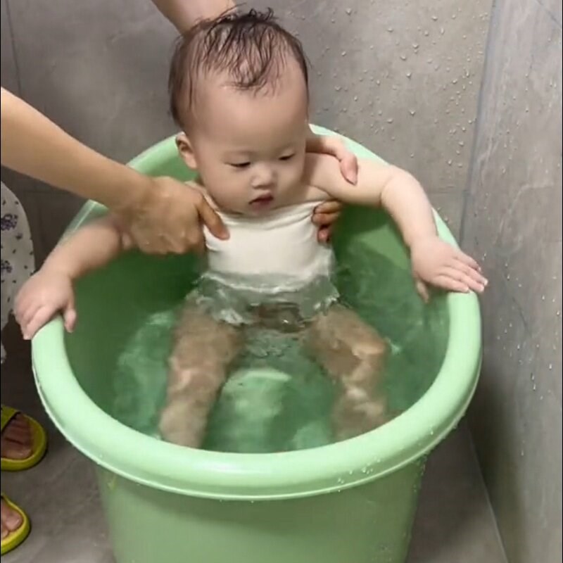 婴儿游泳桶家用小月龄宝宝秋冬洗澡桶一体凳0-6岁泡澡桶大号加厚