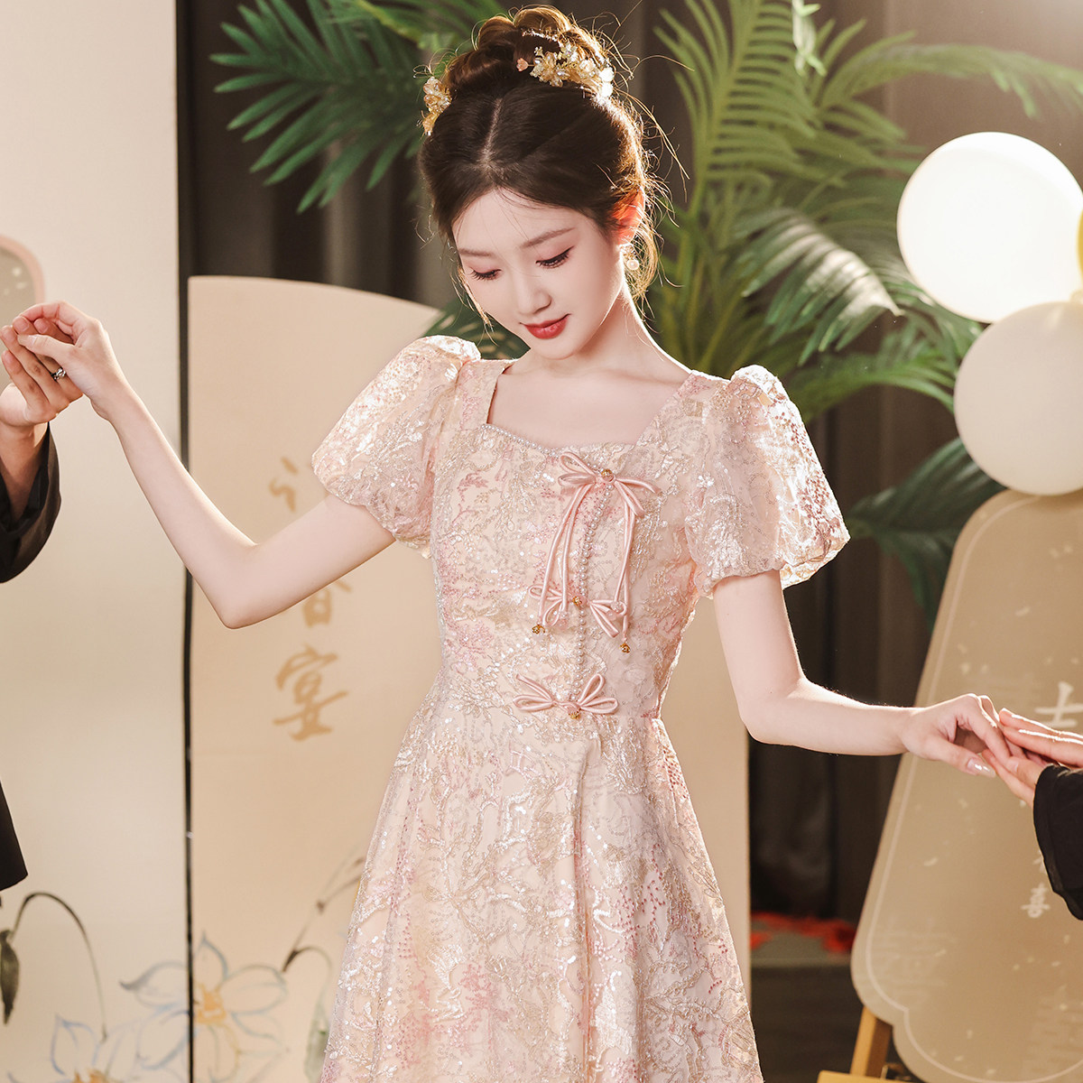 敬酒服新娘2024新款订婚礼服裙女夏天平时可穿高级感新中式方领口