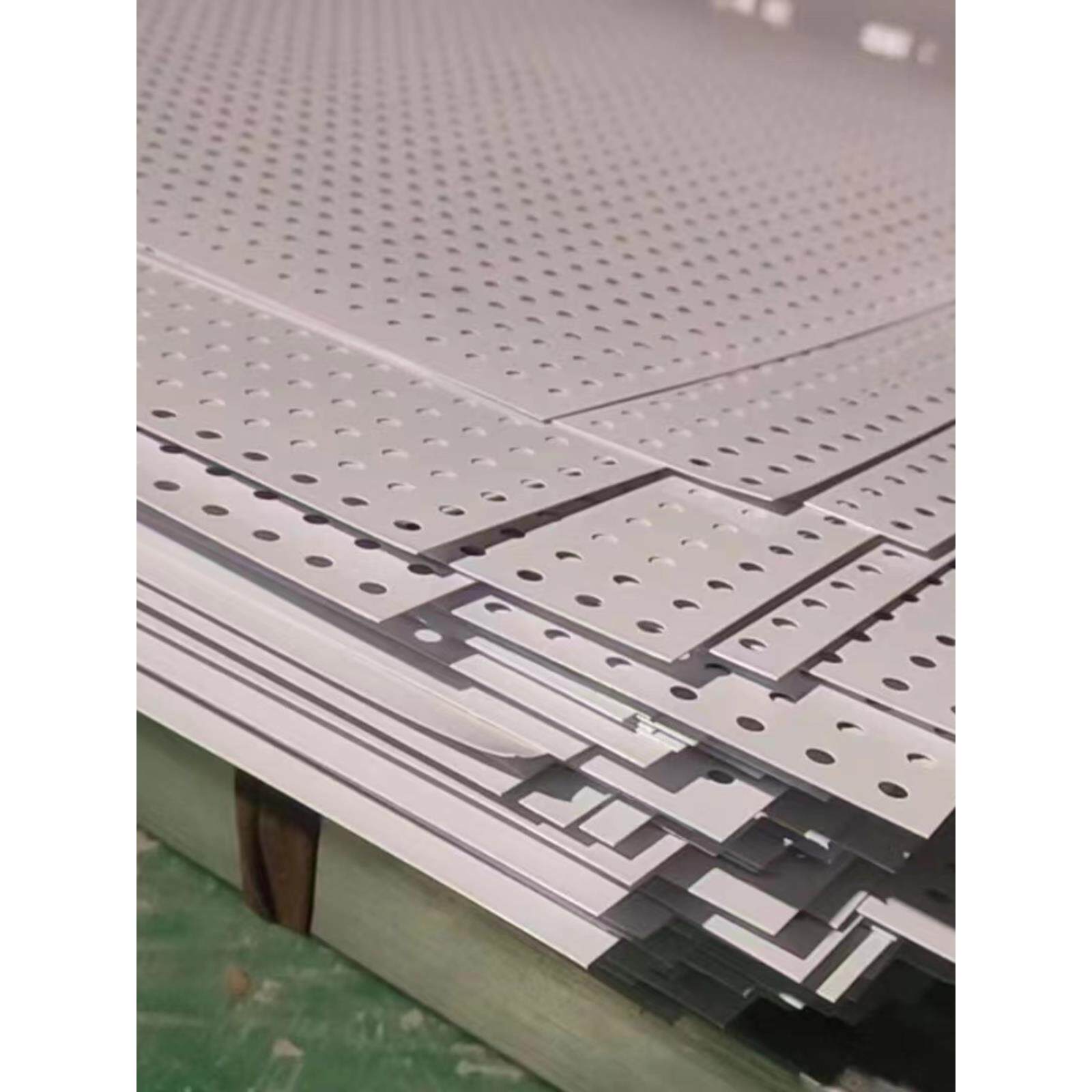 洞洞板平面货架上墙家用厨房收纳手机配件饰品展示架五金工具挂板