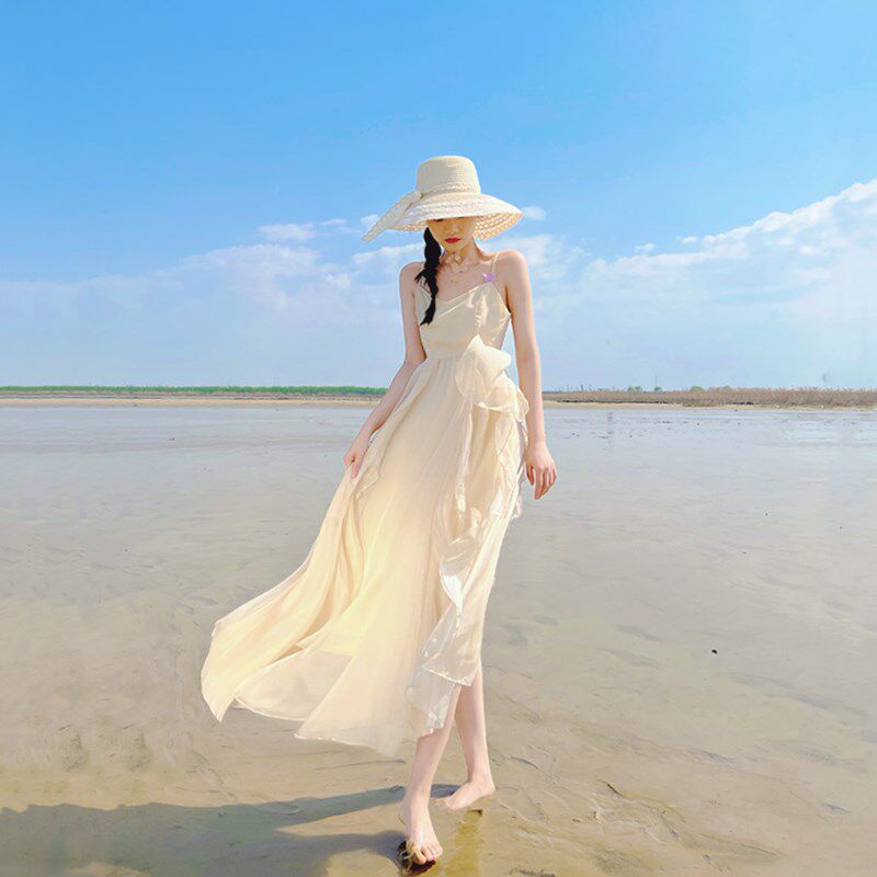 海边度假沙滩连衣裙新款吊带长裙旅游白色拍照雪纺海滩女多巴胺
