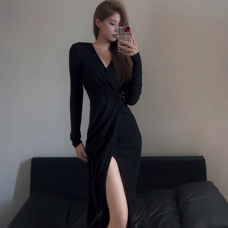 气质黑色交叉v领长袖连衣裙女秋季修身收腰褶皱长裙开叉包臀裙子