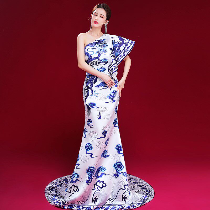 中国风青花瓷模特走秀舞台夸张演出服主持人礼服女端庄大气高级感