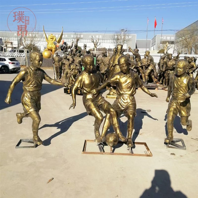 小男孩踢足球玻璃钢雕塑彷铜小孩踢球G雕像户外运动人物少年古铜
