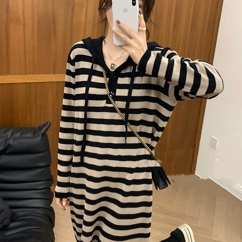欧货时尚条纹连帽针织长袖连衣裙女秋冬慵懒风宽松显瘦后开叉长裙